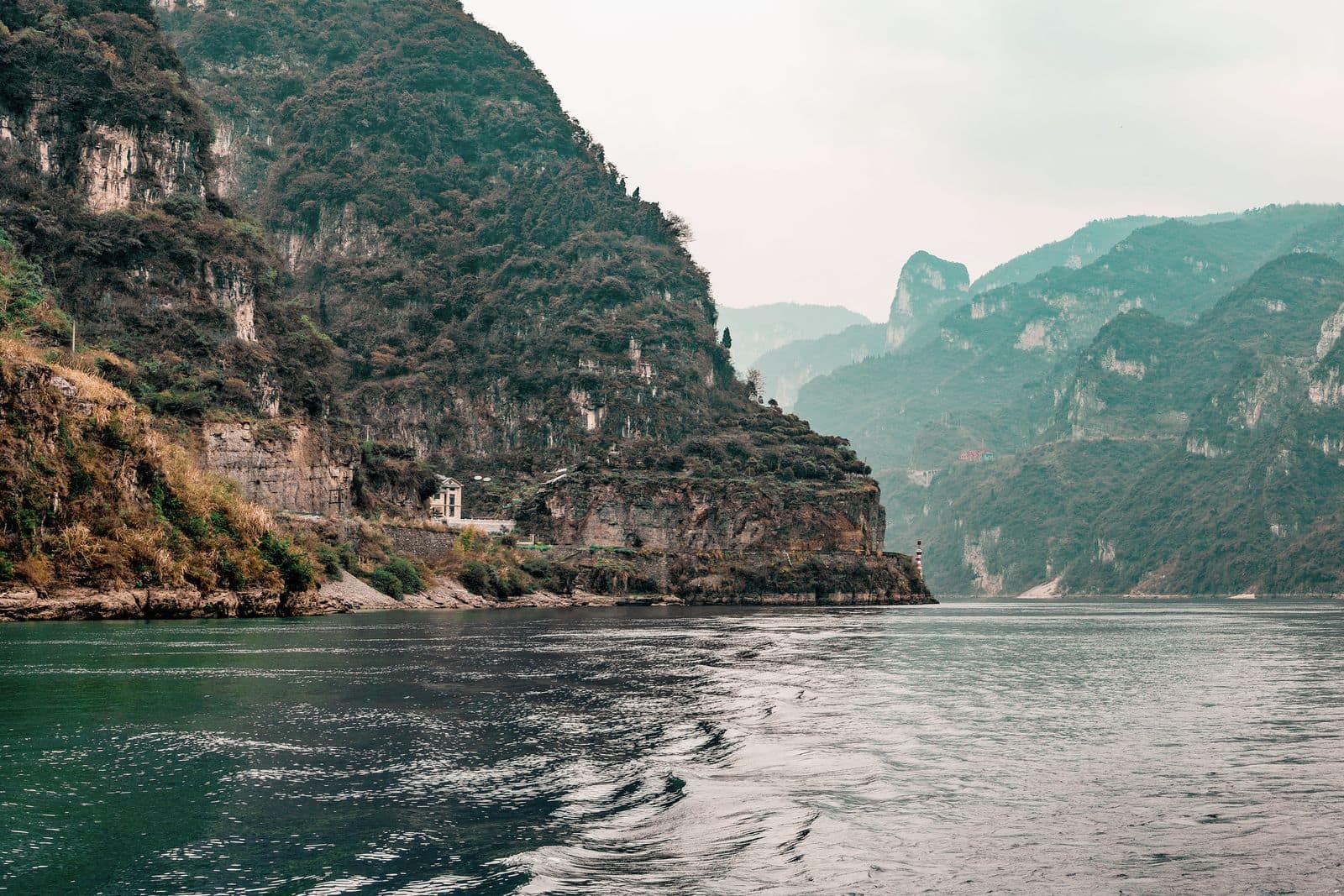 长江峡谷江面（氛围配图）
